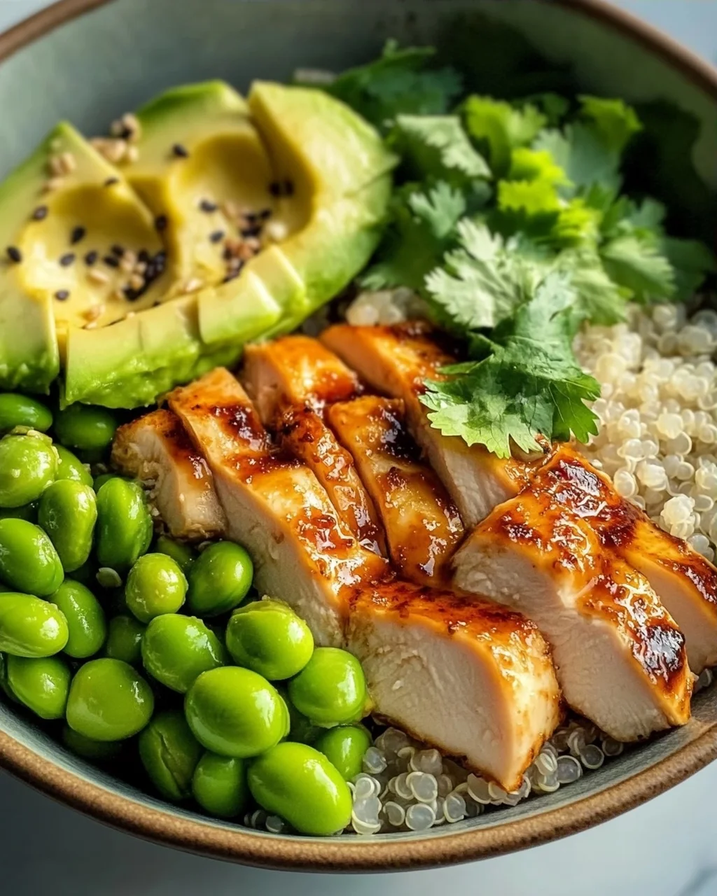 Protein Power Bowl: Hähnchen, Edamame & Avocado Genuss!