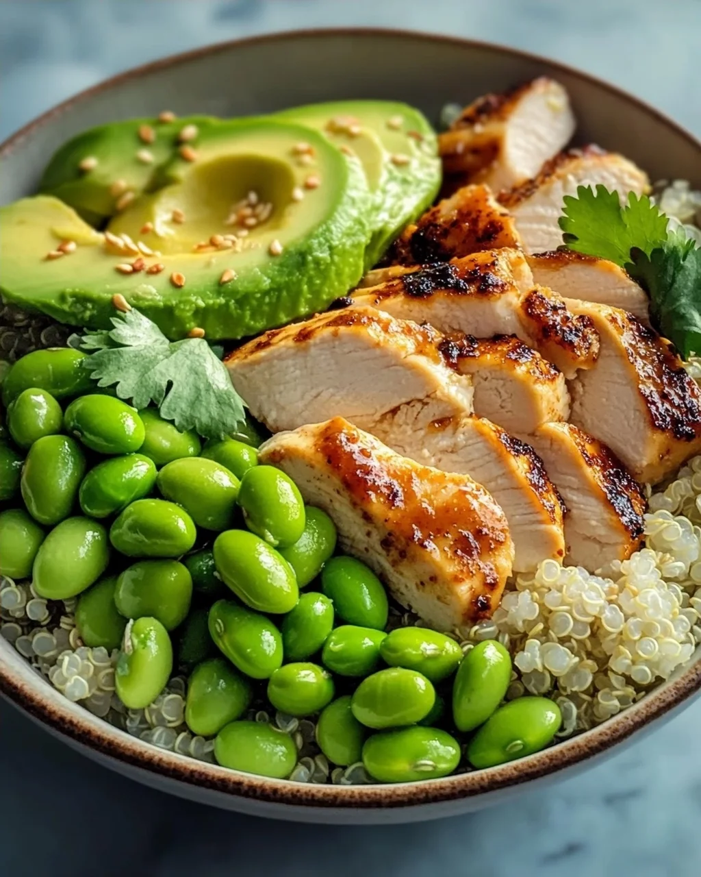 Protein Power Bowl: Hähnchen, Edamame & Avocado Genuss!