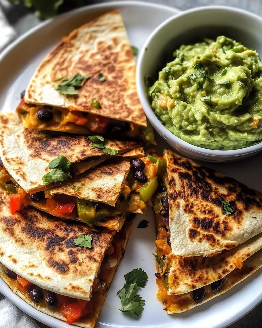 Vegane Quesadilla-Dreiecke aus der Air Fryer mit Guacamole
